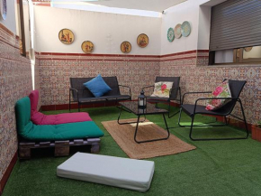 Patio privado, parking gratis y a un paso del vial